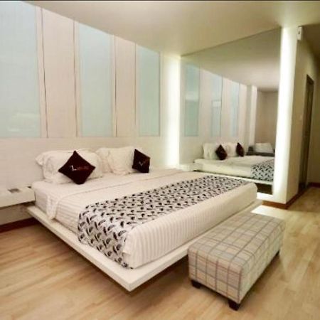 The L Hotel Entertainment Batam Exterior photo