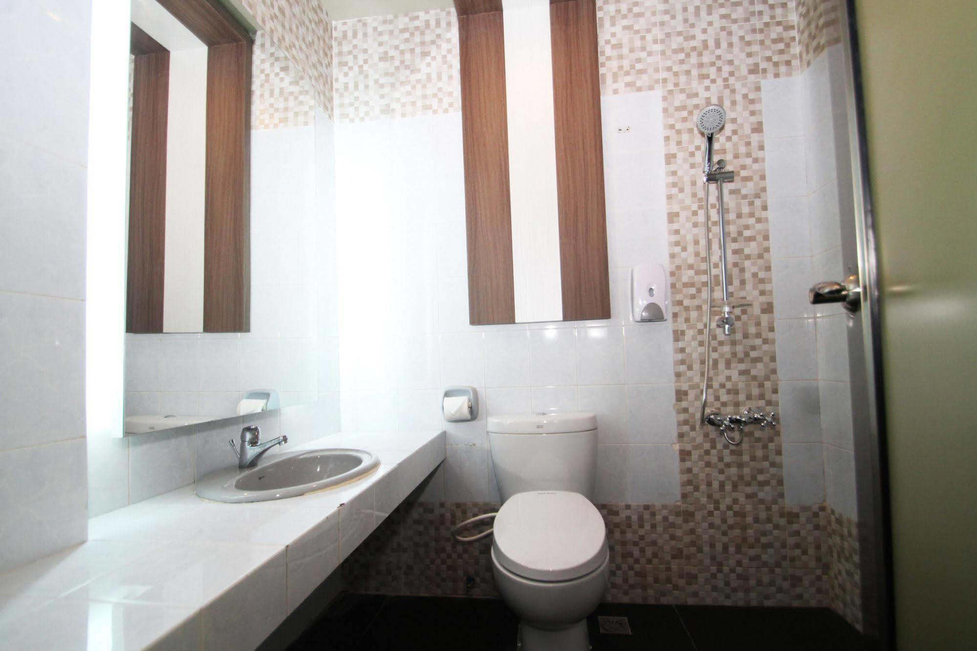 The L Hotel Entertainment Batam Exterior photo