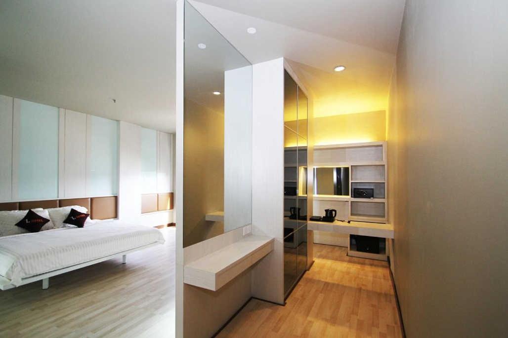 The L Hotel Entertainment Batam Exterior photo