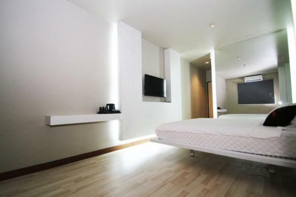 The L Hotel Entertainment Batam Exterior photo
